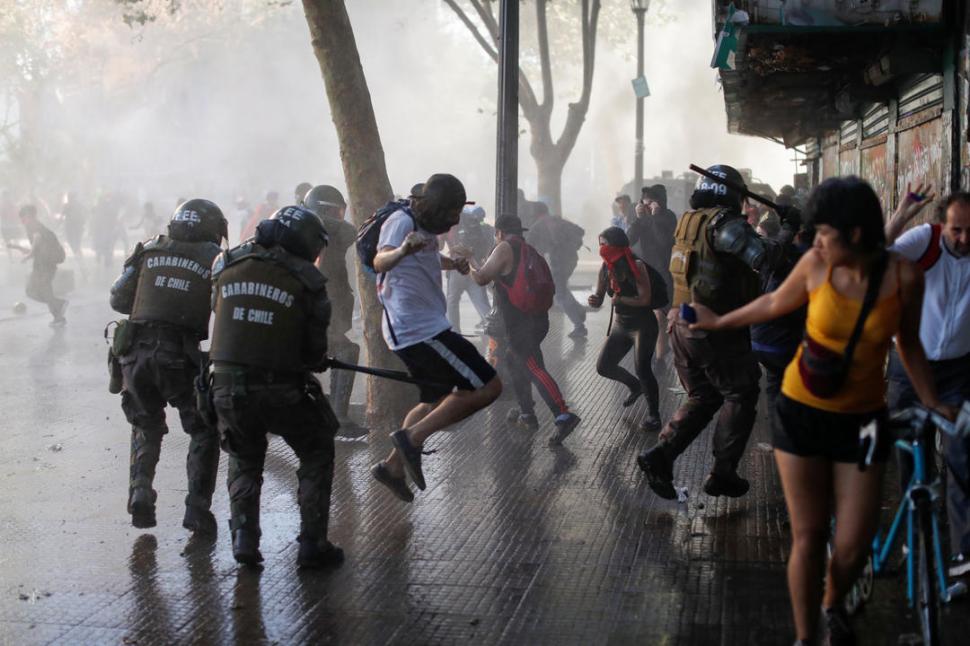 EN LAS CALLES. Con gases lacrimógenos y golpes de cachiporra, los carabineros reprimieron a los manifestantes. fotos reuters 