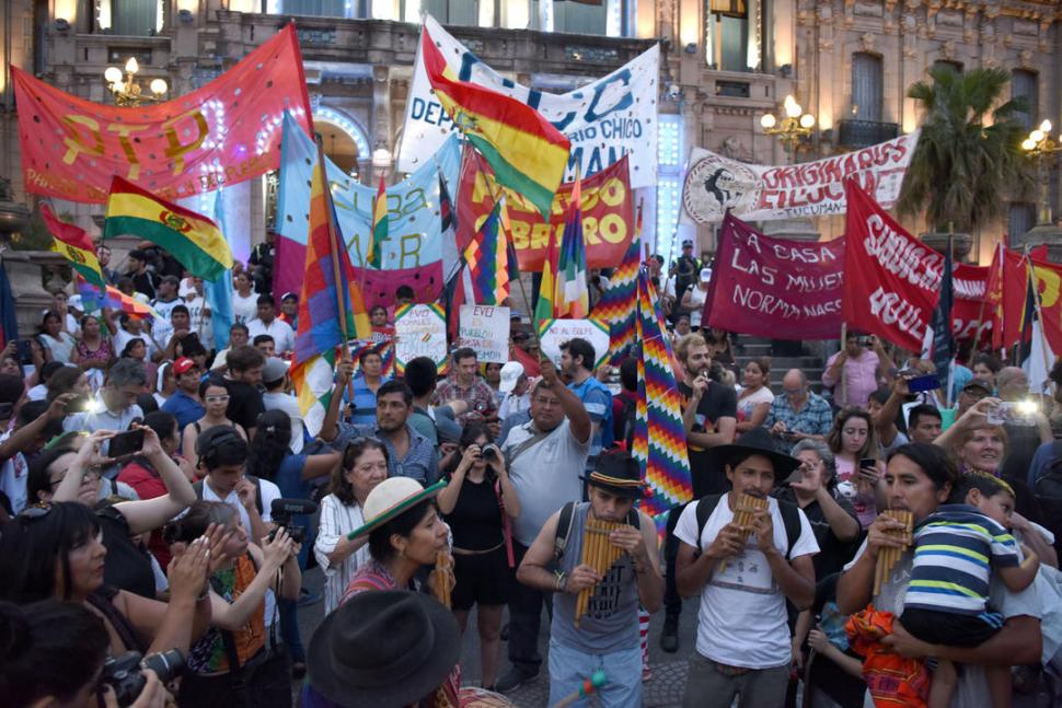 TUCUMÁN. Organizaciones locales repudiaron el lunes la destitución de Evo.  la gaceta / foto de diego aráoz  