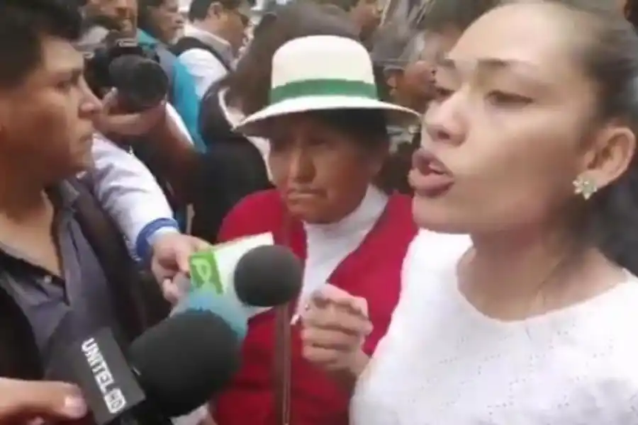 A ESCENA. Adriana Salvatierra concentró ayer  la atención de los medios.