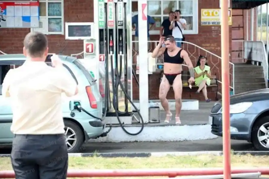 Una promoción divertida: ofrecieron nafta gratis a quienes fueron a cargar de bikini y tacos