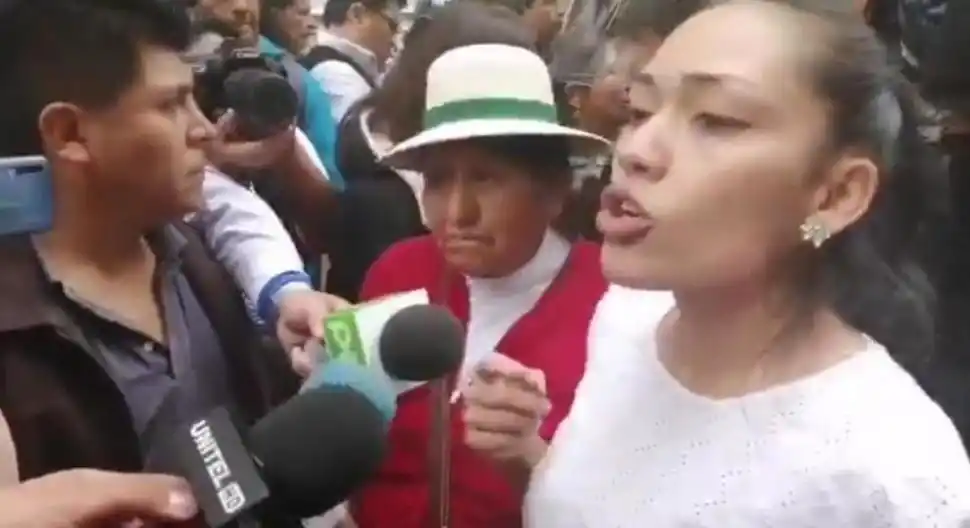 A ESCENA. Adriana Salvatierra concentró ayer  la atención de los medios.