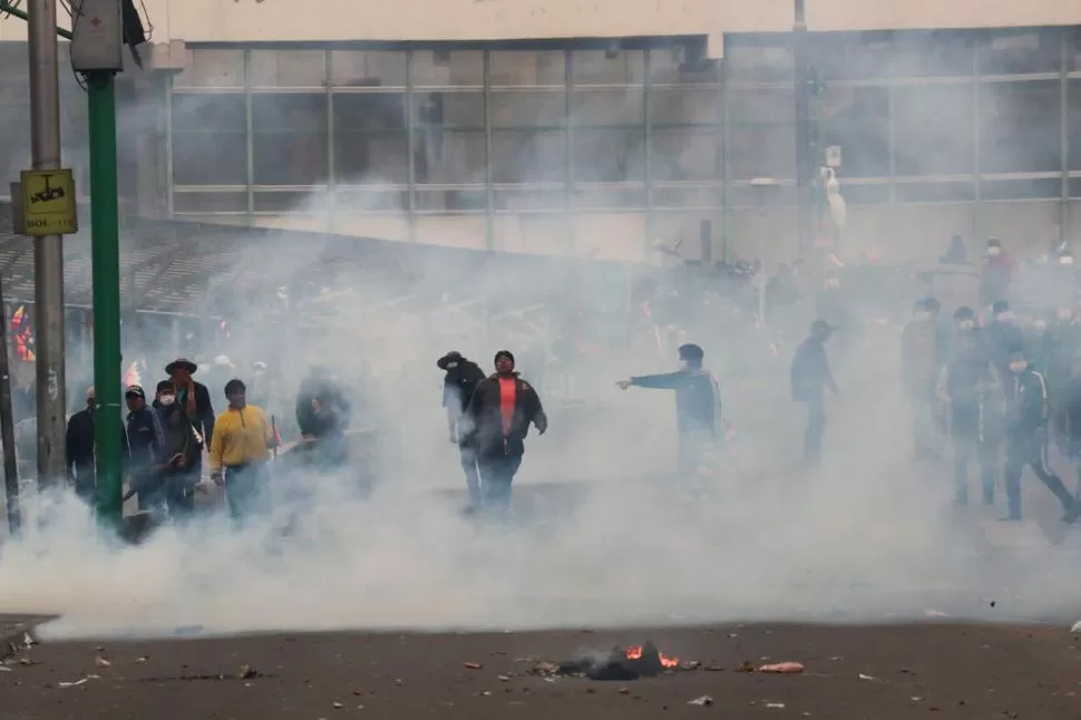 CON GASES. La policía y los “evistas” protagonizan los enfrentamientos 