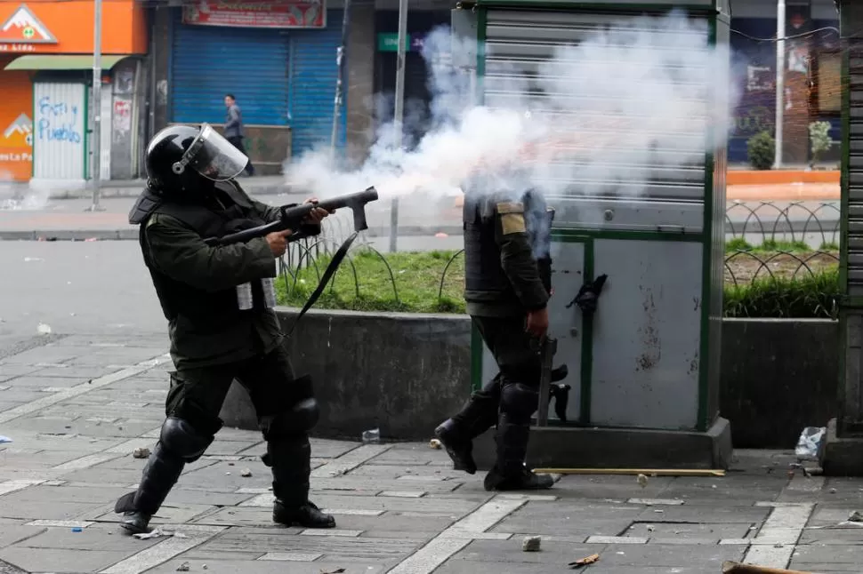 SIN VUELTAS. La policía utilizó hasta una tanqueta para frenar a los manifestantes que piden que vuelva Morales. fotos REUTERS