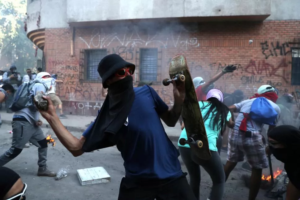 A PEDRADAS. Grupos de violentos con los rostros cubiertos atacaron varios destacamentos policiales en el país.  