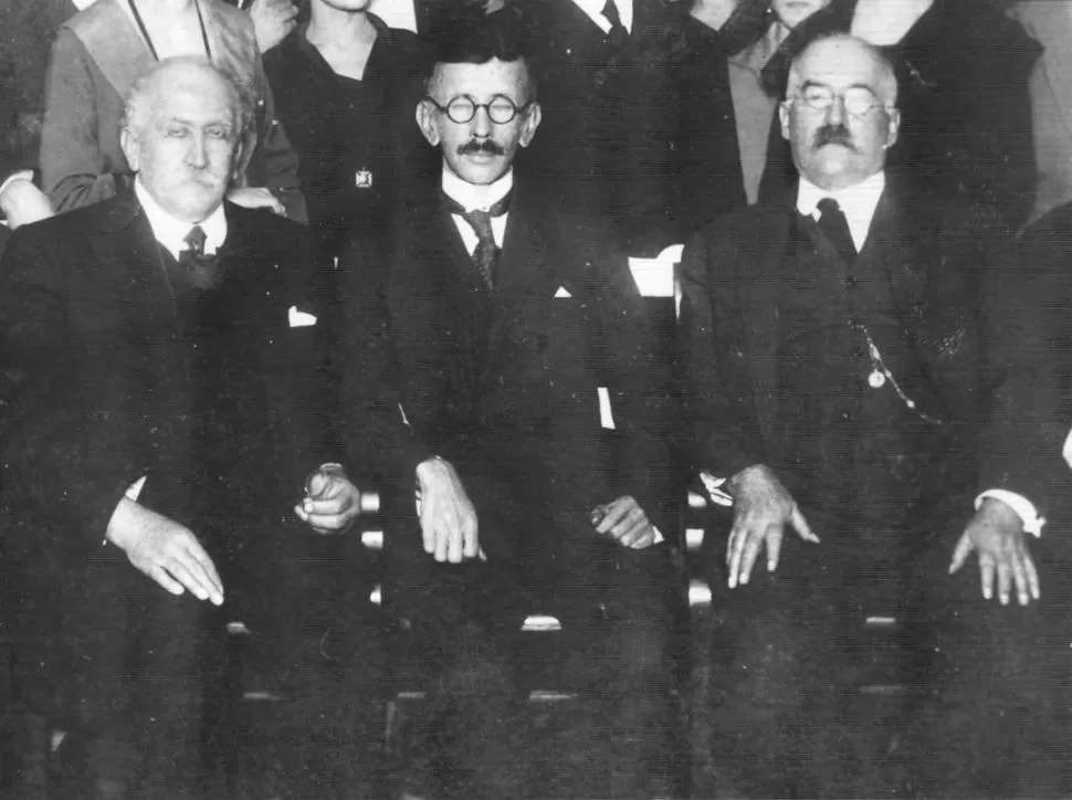 JORGE PAVERINI. Sentado a la izquierda, junto al gobernador Octaviano Vera y al intendente Javier J. López, en 1923. 