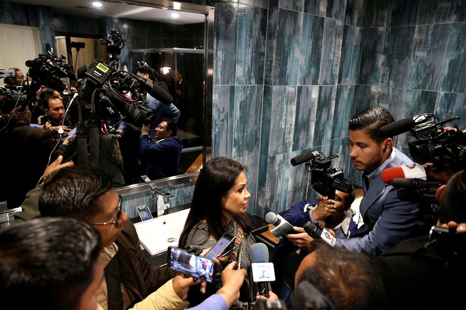 La ministra de Comunicación de Bolivia, Roxana Lizárraga, habló con la prensa en el departamento que ocupaba Evo Morales en el palacio de Gobierno.