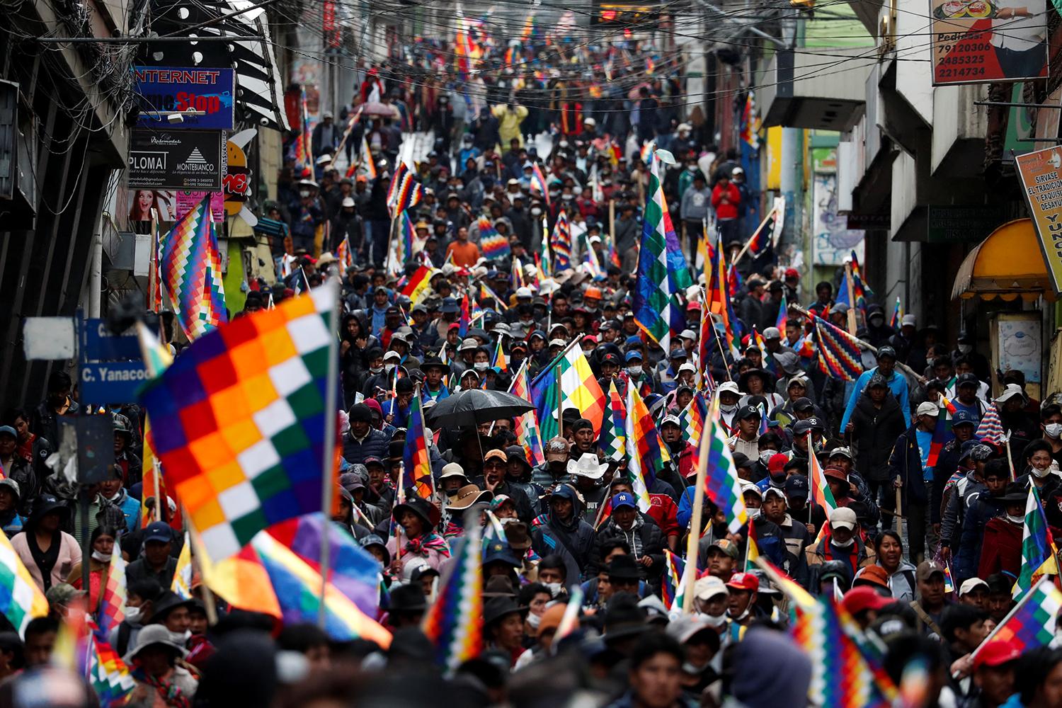 Una multitud de bolivianos procedentes de la zona de El Alto llegó hoy a La Paz para pedir la renuncia del Gobierno interino.