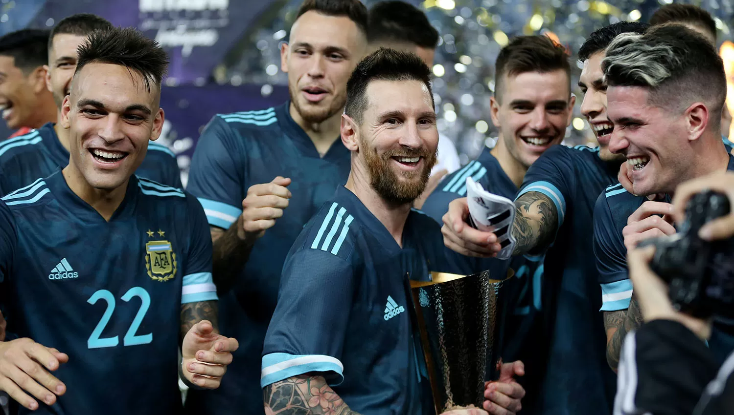 Messi, con el trofeo que se llevó la Selección por su triunfo en el clásico. (Reuters)