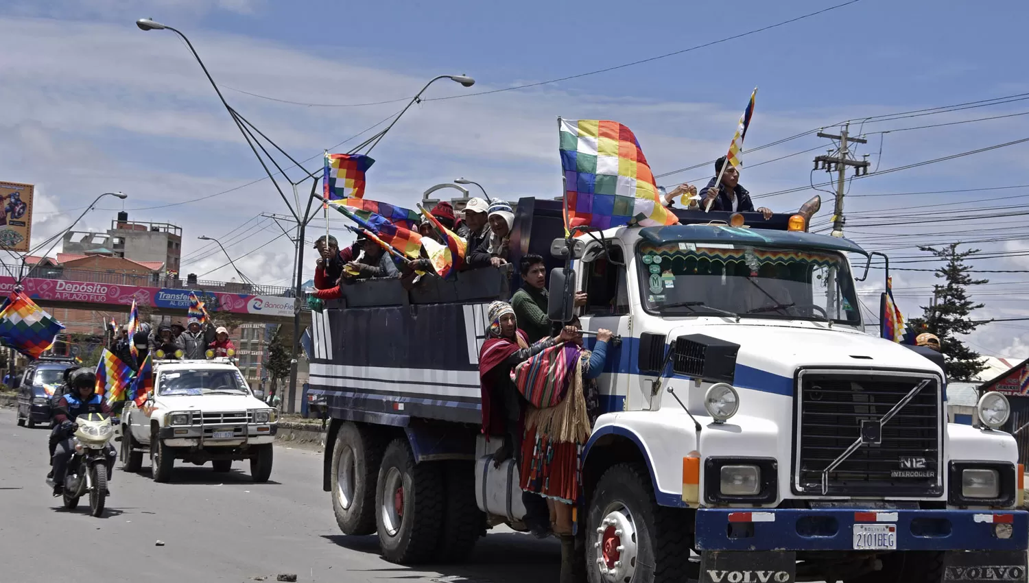 SIGUE EL CONFLICTO. Los indígenas, partidarios del ex presidente boliviano Evo Morales, viajan en camiones desde El Alto a La Paz para protestar contra el gobierno interino.
