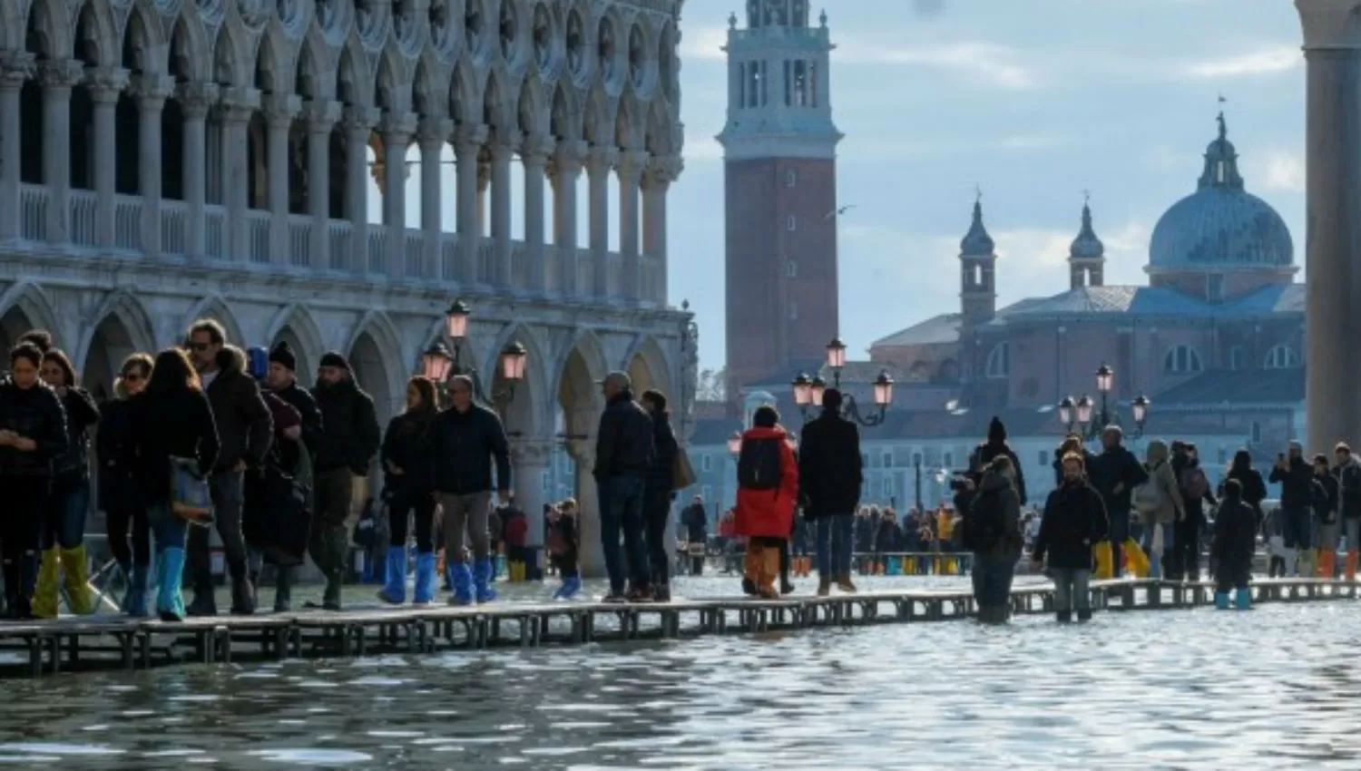 La gente camina por una pasarela improvisada sobre la Plaza de San Marcos inundada, Venecia, Italia. REUTERS / Manuel Silvestri