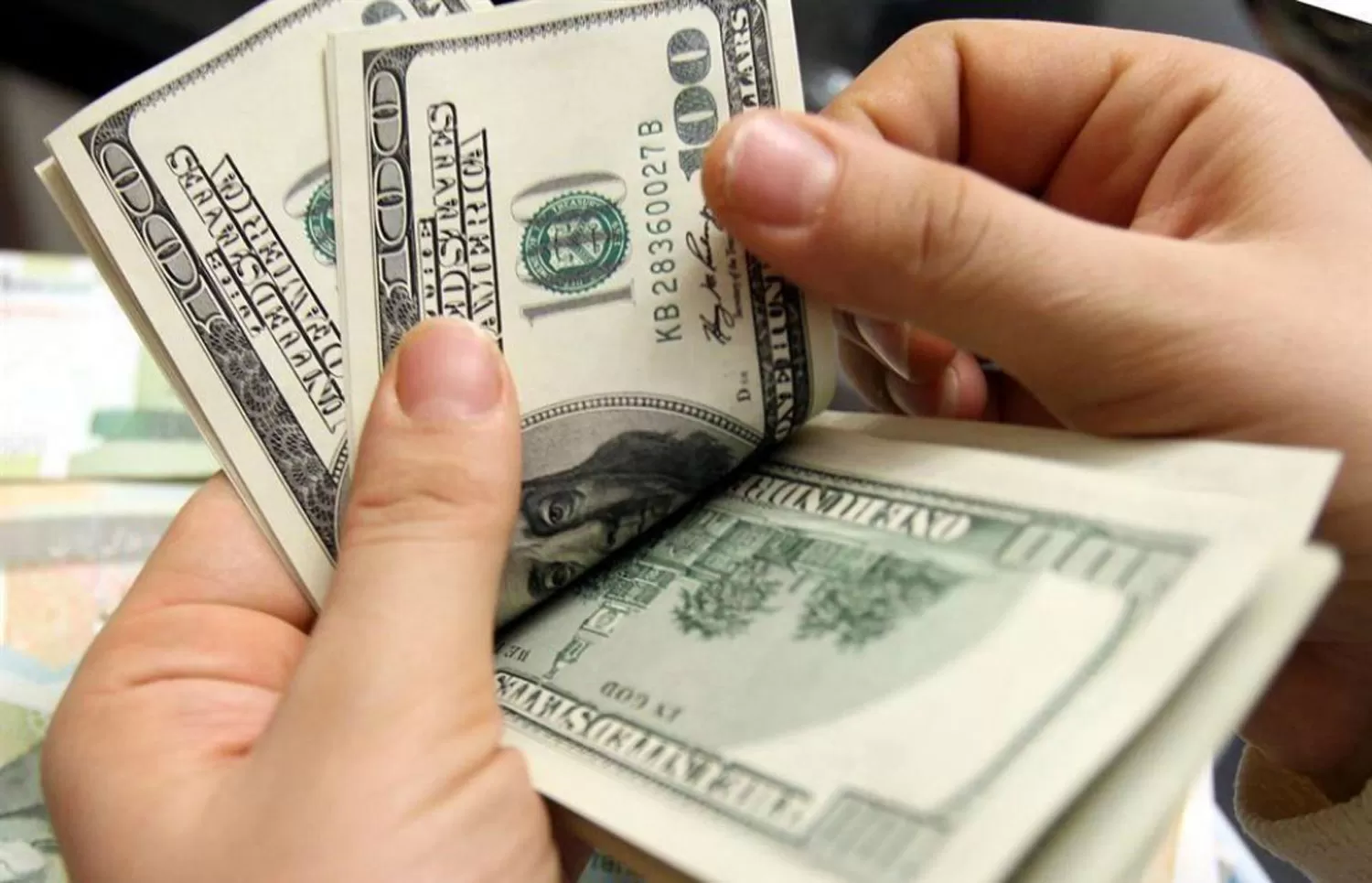 El dólar bajó a $ 62,93 y en la semana cayó 13 centavos