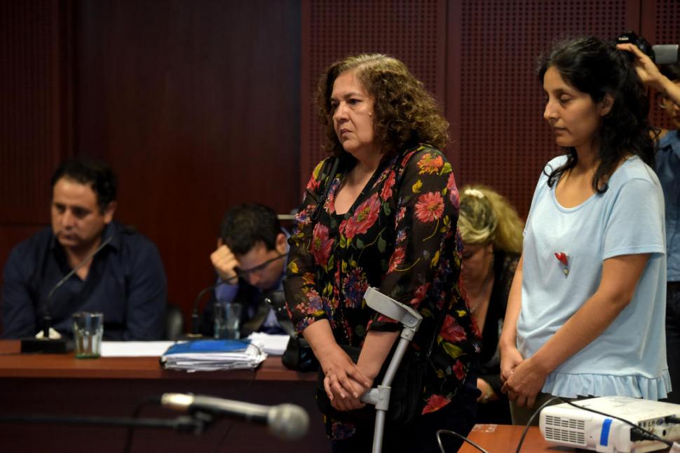 SOBREVIVIENTES. Sandoval y Albarracín escuchan al tribunal; a la izquierda de la imagen, el imputado Juárez.  
