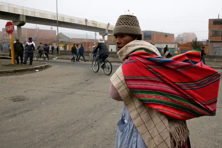Los manifestantes van preparados para los enfrentamientos con la Policía.
