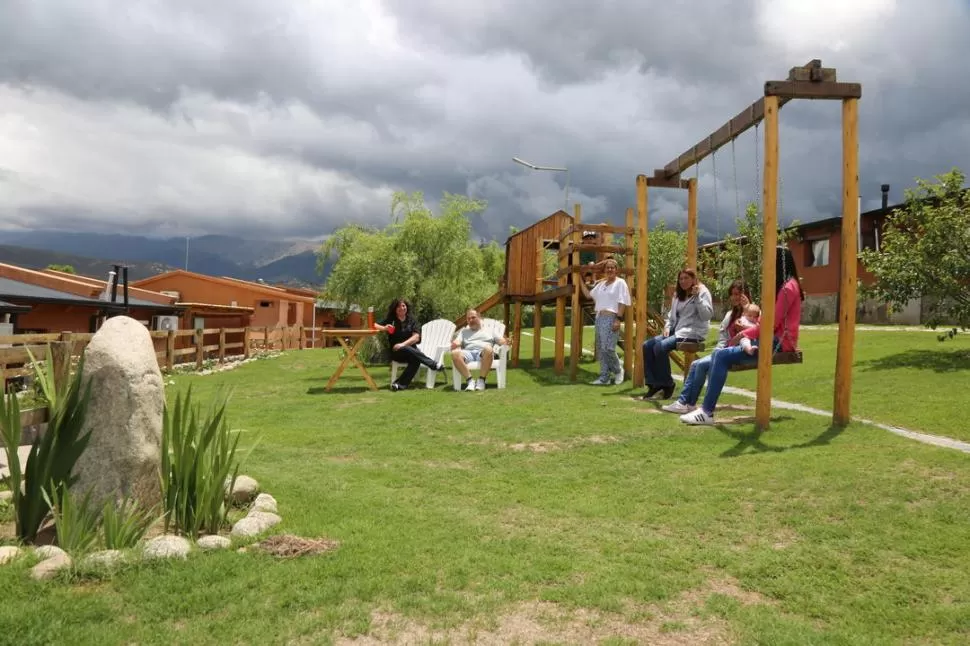 AL AIRE LIBRE. La familia Scarpati disfruta del sol que asoma entre las nubes junto a turistas de Mendoza.