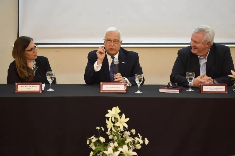 DISERTACIÓN EN LA FACULTAD DE DERECHO. El embajador Prado ayer, en la mesa panel junto a la decana Seguí y el académico Pérez Galimberti. 