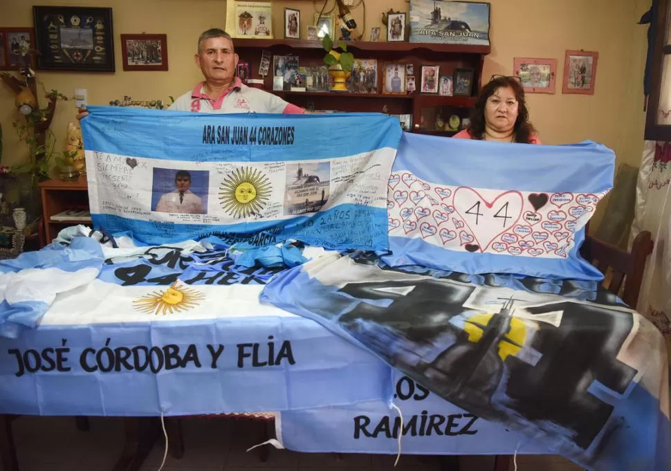 AMOR TUCUMANO. Los padres de García llevaron banderas a Mar del Plata. LA GACETA / FOTO DE ANALIA JARAMILLO 