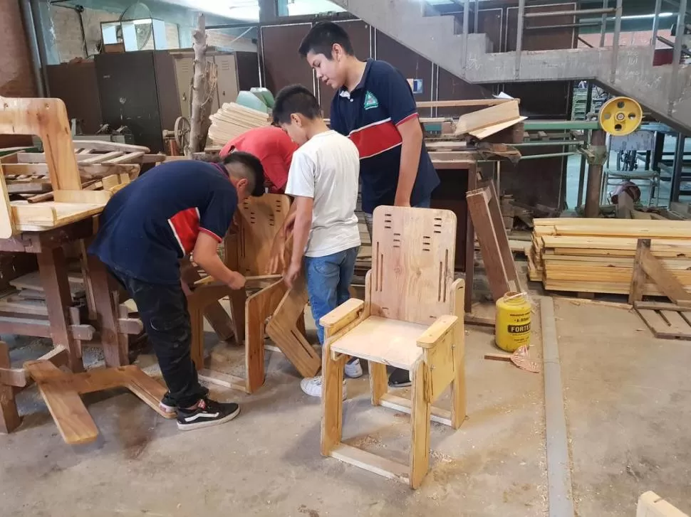 ACCIÓN: Los estudiantes trabajan en talleres de tornería, herrería, carpintería y otros. Los más grandes realizan prácticas profesionalizantes con empresas del medio.