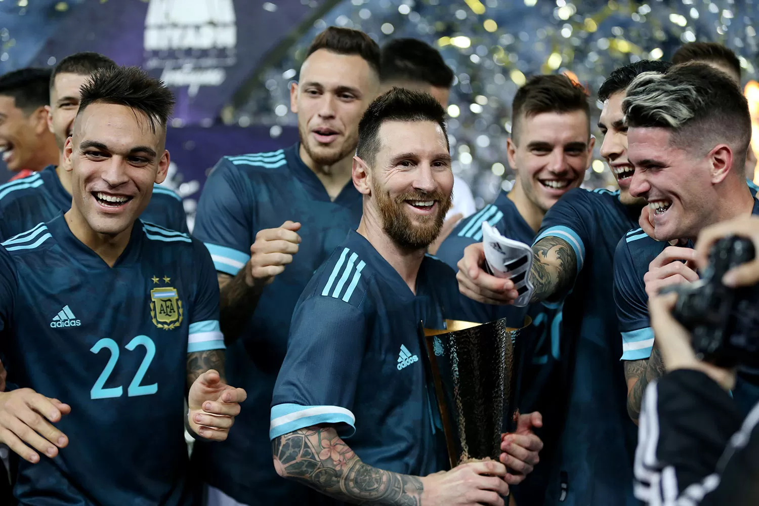 FELIZ. En su regreso a la Selección tras purgar una suspensión de la Conmebol, Messi festejó ante Brasil. REUTERS