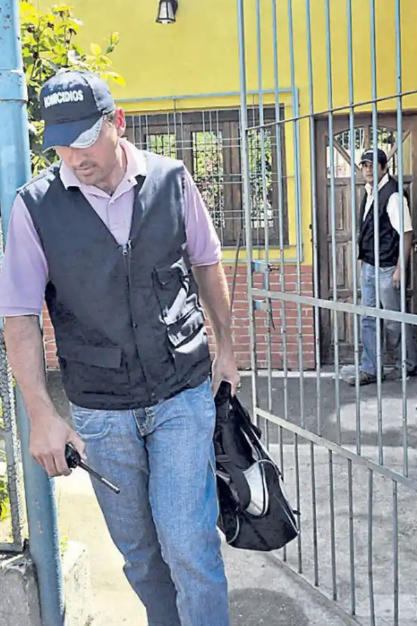 ANALIZANDO. Policías buscan pruebas en la vivienda de 