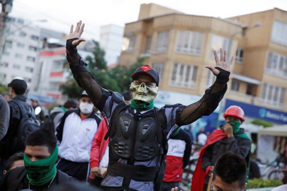 CONTRA LA MARCHA. Los uniformados arrojan granadas de gas lacrimógeno para dispersar a los manifestantes.