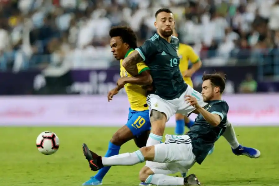 JERARQUÍA. Nicolás Otamendi y Nicolás Tagliafico ya están consolidados en el equipo que dirige Lionel Scaloni. reuters