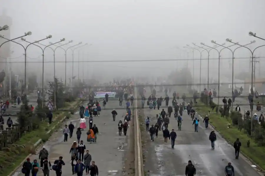 Cerca de 40 ciudadanos argentinos se encuentran varados en Bolivia sin poder regresar a la Argentina debido a los bloqueos ruteros, informaron fuentes diplomáticas argentinas.“Tenemos unos 40 argentinos varados sin poder volver a la frontera por tierra, ya que los caminos a Oruro, Sucre y Santa Cruz están bloqueados. Todos están bien”, informaron desde el Consulado argentino en Cochabamba. Entre ellos, hay un grupo de 28 personas que iban en un ómnibus alquilado y que viajaron a Bolivia para un Congreso evangélico, pero no pudieron llegar a destino. 