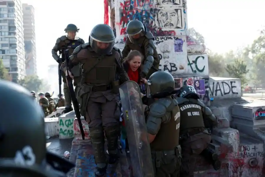 HERIDO. La sangre cubre el rostro de un manifestante que fue reprimido.