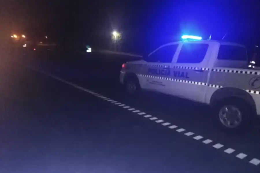 Una ambulancia que llevaba a una embarazada chocó a un hombre, lo mató y luego volcó