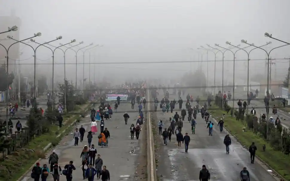 Cerca de 40 ciudadanos argentinos se encuentran varados en Bolivia sin poder regresar a la Argentina debido a los bloqueos ruteros, informaron fuentes diplomáticas argentinas.“Tenemos unos 40 argentinos varados sin poder volver a la frontera por tierra, ya que los caminos a Oruro, Sucre y Santa Cruz están bloqueados. Todos están bien”, informaron desde el Consulado argentino en Cochabamba. Entre ellos, hay un grupo de 28 personas que iban en un ómnibus alquilado y que viajaron a Bolivia para un Congreso evangélico, pero no pudieron llegar a destino. 
