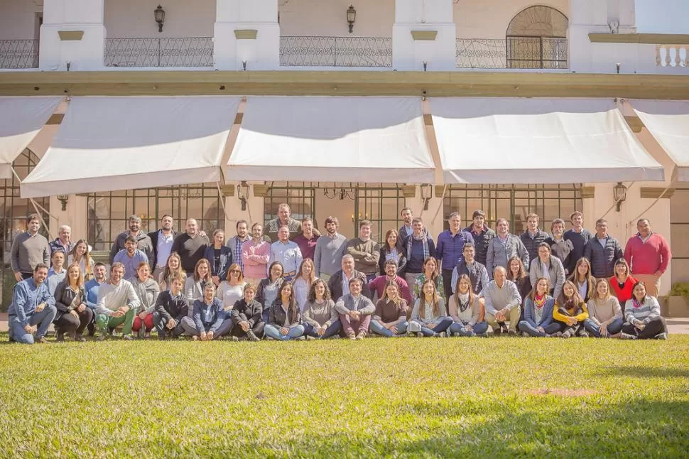 FESTEJO. Los integrantes de la empresa dedicada al software para el agro se reunieron para celebrar un año más. 