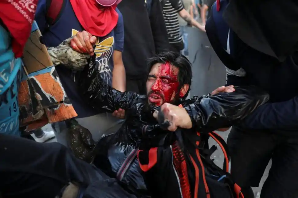 DETENIDA. Carabineros se llevan a una manifestante ayer en Santiago.