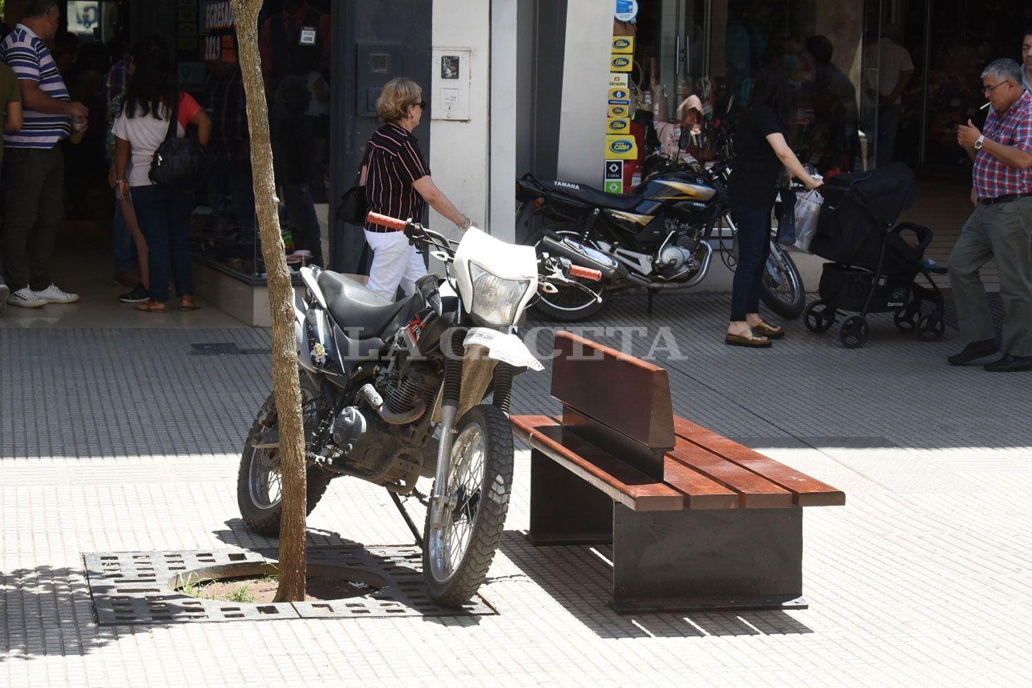 La peatonal Mendoza se convirtió en una playa de estacionamiento para motos