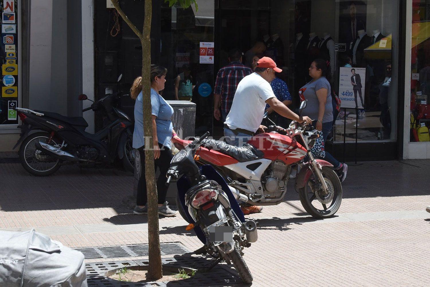 La peatonal Mendoza se convirtió en una playa de estacionamiento para motos