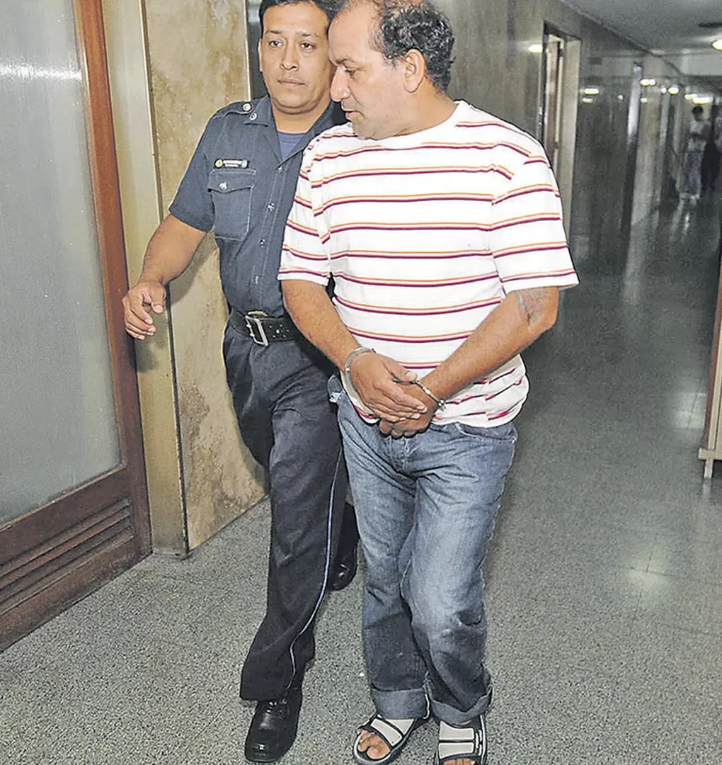 EN LA JUSTICIA FEDERAL. Hugo Daniel Tévez es llevado esposado a declarar después de haber agredido a un policía que custodiaba a Margarita Toro. 