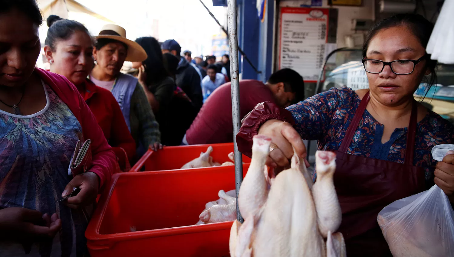 Los bolivianos pudieron acceder a alimentos durante esta tarde. REUTERS