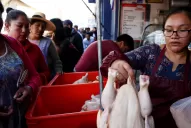 Los bolivianos hicieron largas filas para conseguir alimentos y combustibles