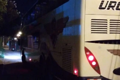 Un colectivo rompió cables y dejó sin luz a vecinos de Yerba Buena