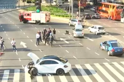 Un futbolista se metió en contramano y chocó frente al Obelisco: dio positivo en alcoholemia