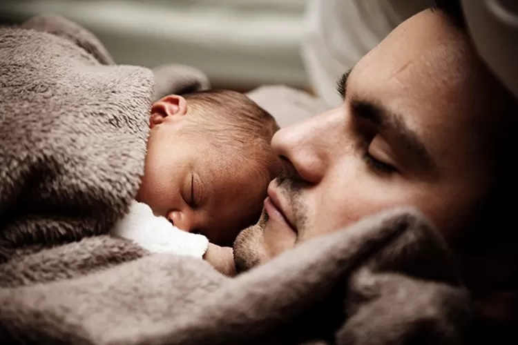 Los padres pierden entre 400 y 750 horas de sueño durante el primer año de vida de sus hijos