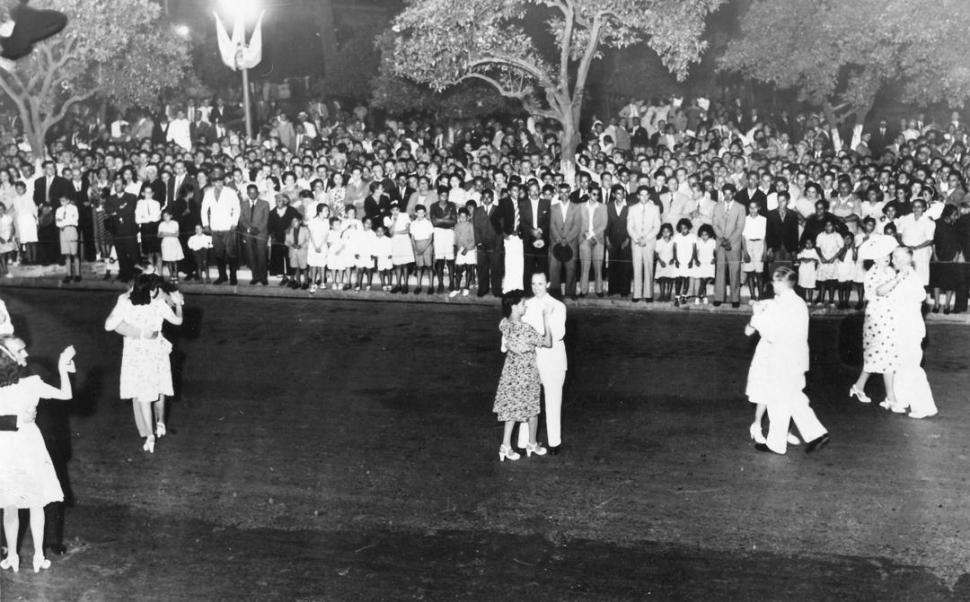 BAILE EN LA PLAZA. Baldrich organizaba fiestas populares. Esta foto de diciembre de 1943 lo muestra bailando, al centro de las parejas, frente a la Casa de Gobierno