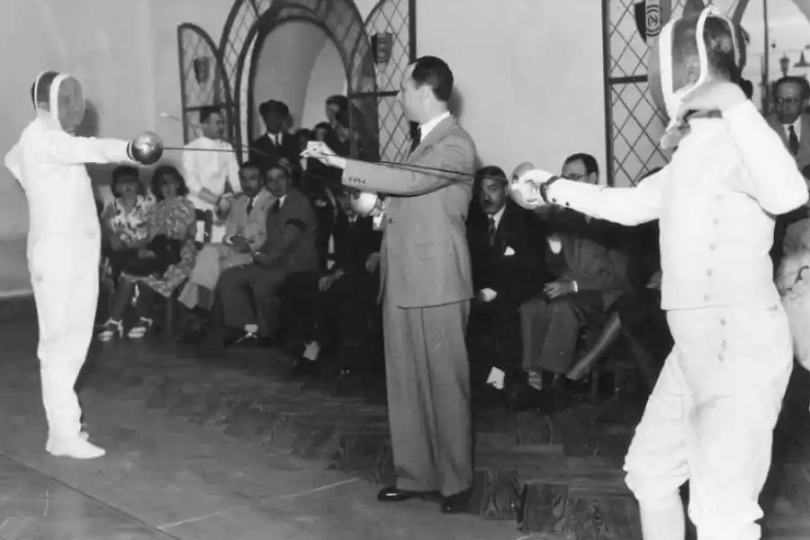 DEPORTES. Baldrich dirigiendo un torneo de esgrima, en el Club de Natación y Gimnasia 
