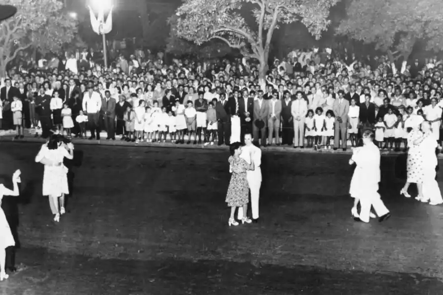 BAILE EN LA PLAZA. Baldrich organizaba fiestas populares. Esta foto de diciembre de 1943 lo muestra bailando, al centro de las parejas, frente a la Casa de Gobierno