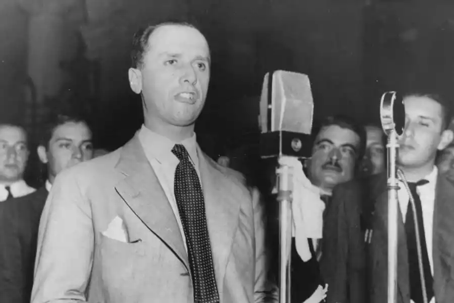 ALBERTO BALDRICH. El comisionado pronunciaba con frecuencia enfáticos discursos.