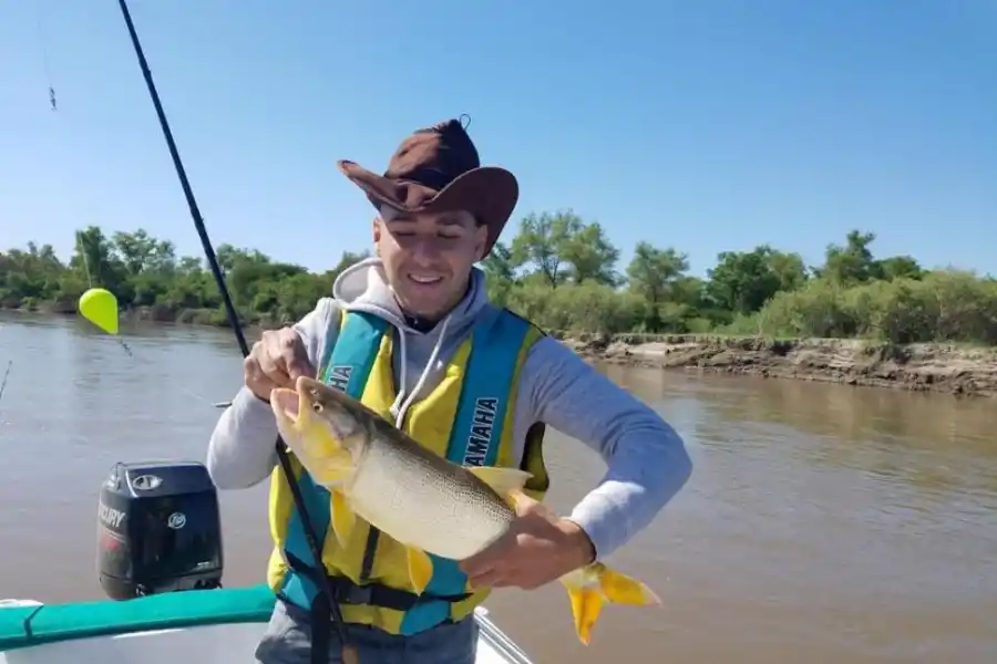 BUENA COSECHA. Valdez posa con el dorado que sacó hace algunos años. 