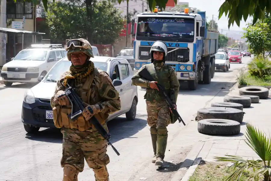 MILITARIZADA. Las principales ciudades bolivianas fueron copadas por integrantes de las fuerzas armadas.