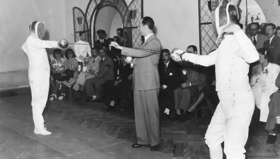 DEPORTES. Baldrich dirigiendo un torneo de esgrima, en el Club de Natación y Gimnasia 