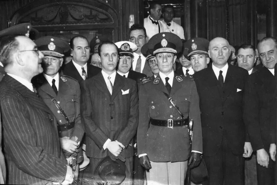 CON EL PRESIDENTE. El presidente provisional, general Pedro Pablo Ramírez, llega de visita a Tucumán, en setiembre de 1943 y posa junto al interventor Alberto Baldrich (izquierda)