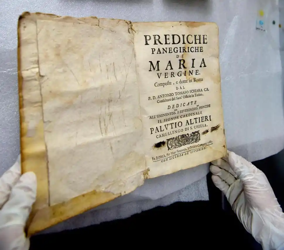 EL LIBRO. Primera página; arriba fueron hallados restos de sangre 