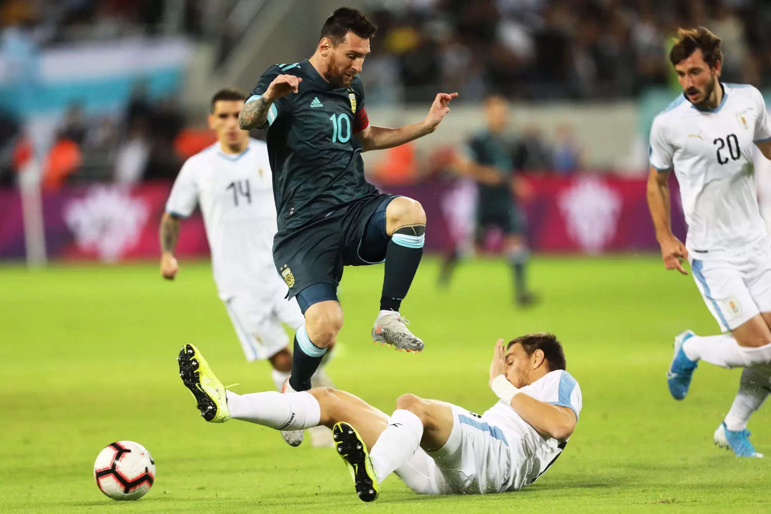 Argentina y Uruguay quedaron a mano en el clásico rioplatense y empataron 2-2