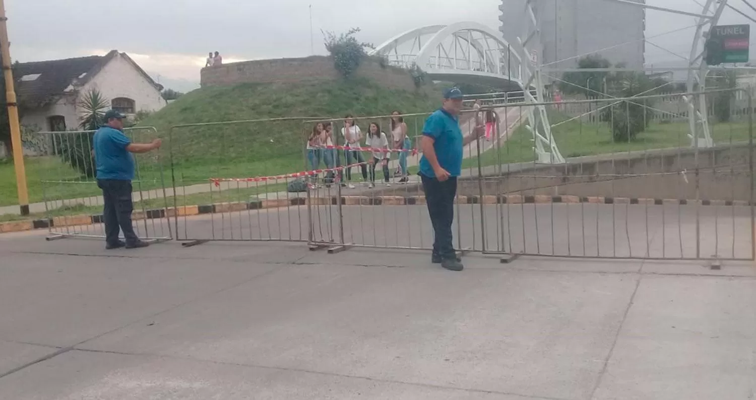 BLOQUEADO. Personal de tránsito municipal cortó el sábado el túnel de calle Córdoba.